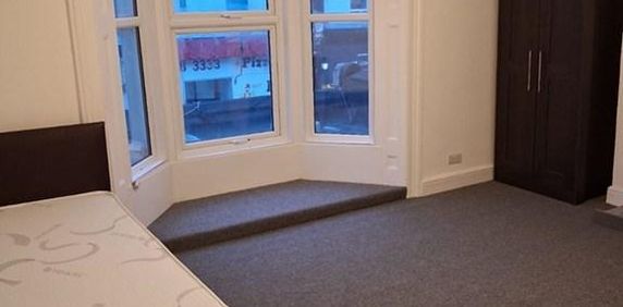 1 bedroom in a flat share to rent - Photo 2