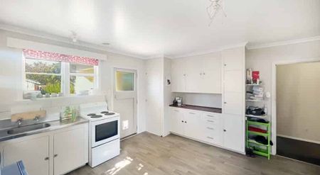 COLLEGE ESTATE - 3 BEDROOMS - Photo 2