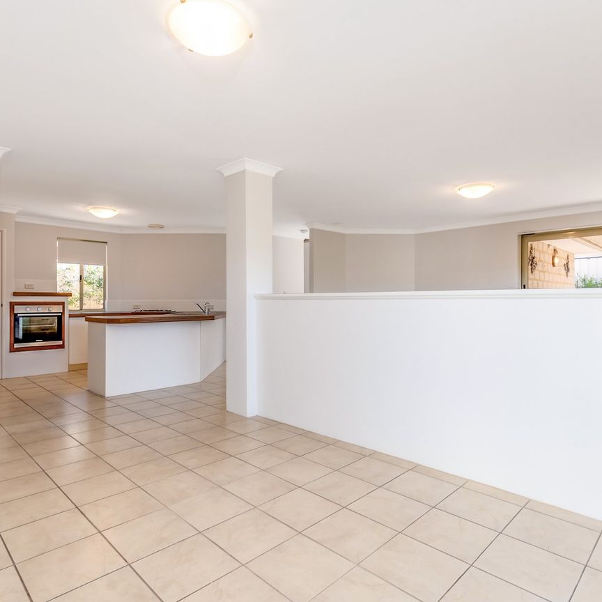 Beauty with parkland views! - Photo 1