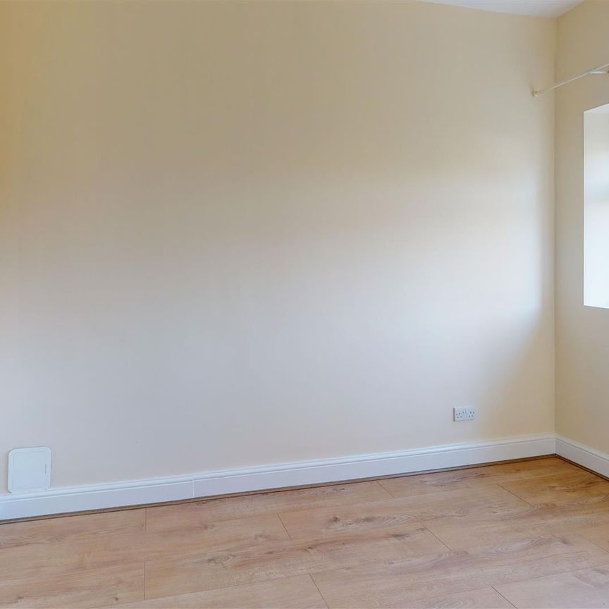 Raglan Road, Knaphill, Woking, Surrey, GU21 2AR - Photo 1