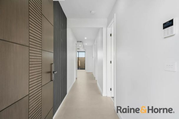 Modern family living in the heart of Mickleham! - Photo 1