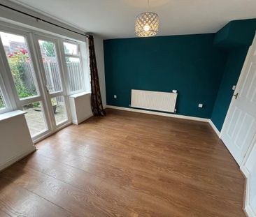 3 bedroom mews to rent - Photo 1