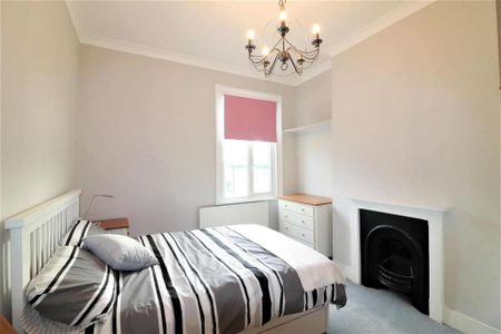 3 bedroom flat to rent - Photo 4