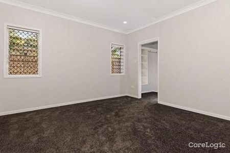 Spacious 4-Bedroom Family Home in Hyde Park - Photo 3