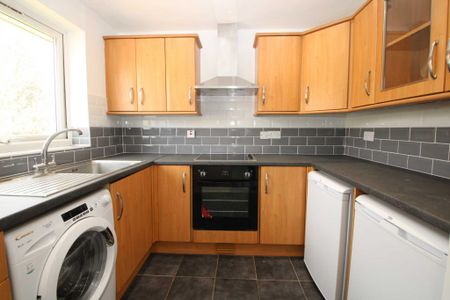 2 bed Flat for rent - Photo 4