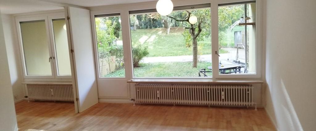 Großzügige, frisch renovierte 3½-Zimmer-Erdgeschosswohnung mit 104 m², zwei Balkonen/Terrassen, Garage & Blick ins Grüne. - Foto 1
