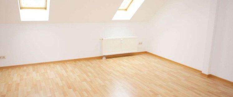 Frei ab 1.4.26 - im DG - WG-gerecht - Bad mit Fenster - Photo 1