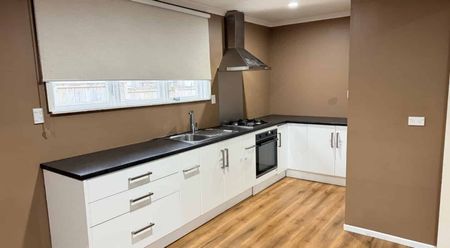 Tidy Three Bedroom - Photo 2