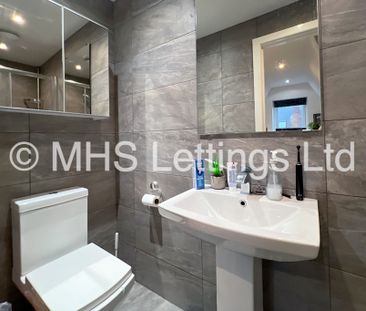 2 Bedroom Mid Terraced House for rent in Meadow View - Photo 2