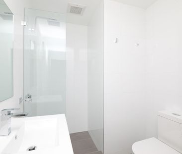 Modern Unfurnished Townhouse for Rent in Yarraville! - Photo 3