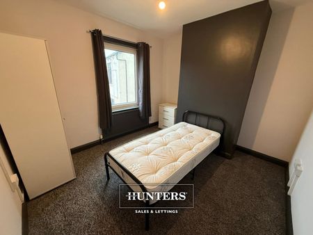 1 bedroom Flat To Let - Photo 2