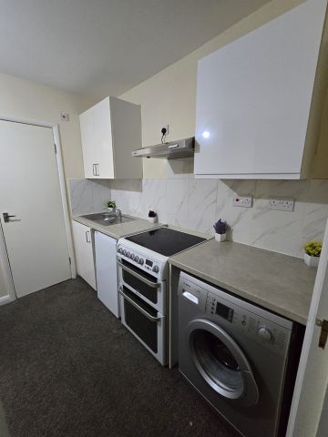 Studio Flat, Berkshire Gardens, N13 - Photo 4