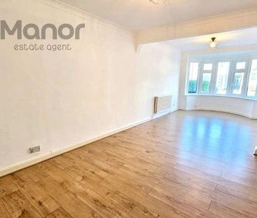 Rushden Gardens, Clayhall, IG5 - Photo 2