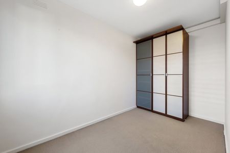 ONE BEDROOM PLUS STUDY CLOSE TO BEACH - Photo 3