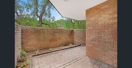Modern Courtyard Apartment - Freshly Updated - Photo 5