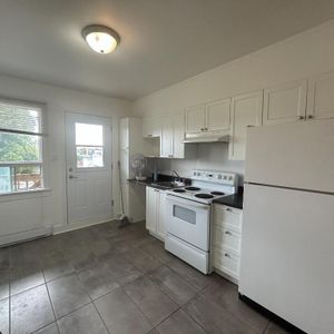 Magnifique 3 ½ rénové libre dès maintenant - Photo 2
