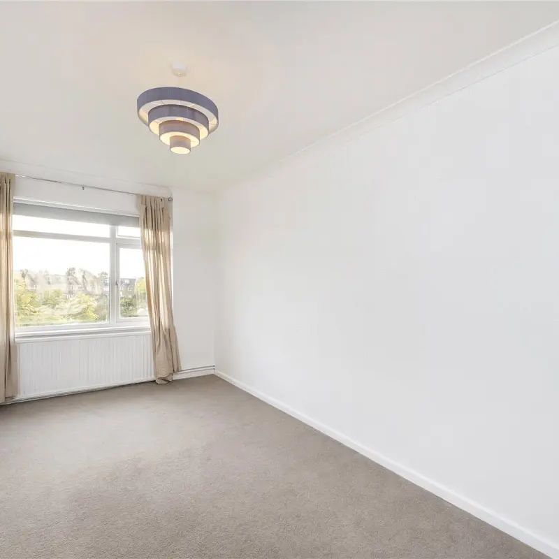 3 bedroom flat in Barnes - Photo 1