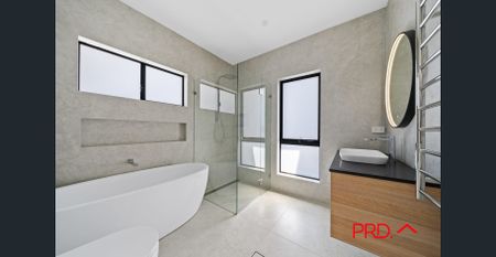 Stunning brand new villa of impressive scale and design - Photo 2