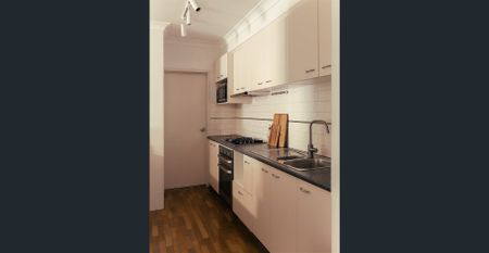 Fully Furnished Stylish Warehouse Conversion in the Sought-After 'Amberwood' Complex - Photo 4