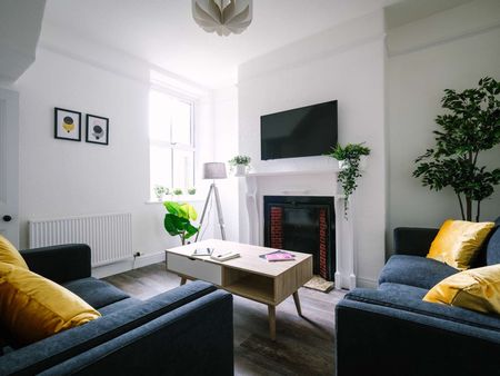 Gorgeous 5 bedroom home located in the heart of Lancaster. Bedroom 1 - Photo 3