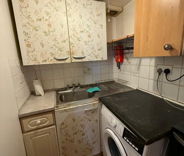 studio flat close to ilford station ideal for working couples - Photo 2