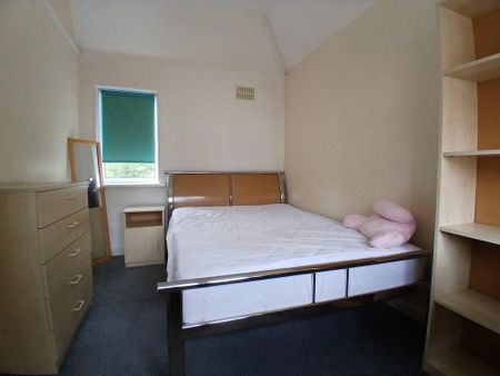 4 bedroom semi-detached house to rent - Photo 5