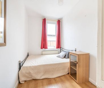 3 bedroom flat to rent - Photo 4
