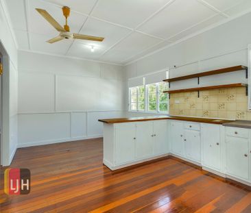 SPACIOUS 2 BEDROOM HOUSE WITH LARGE YARD ! - Photo 3