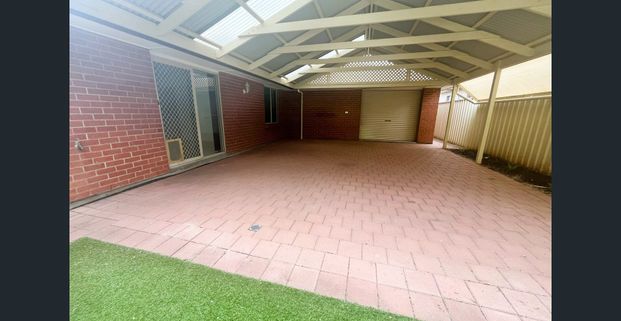 FABULOUS HOME - 2 LIVING - GORGEOUS ENTERTAINING SPACE. - Photo 1