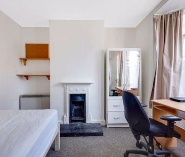 1 bedroom in a house share to rent - Photo 2