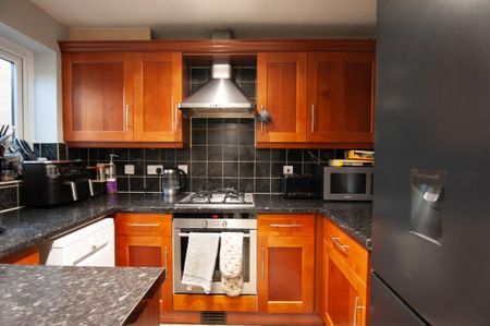 2 bedroom end of terrace house to rent - Photo 2