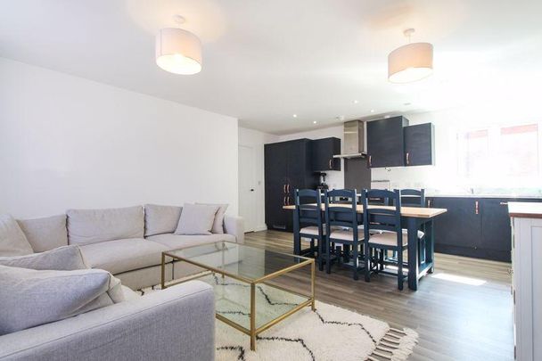 2 bedroom coach house to rent - Photo 1