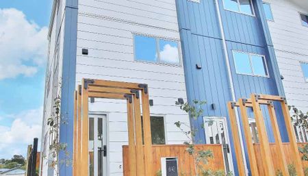 Stylish Townhouse with Expansive Views - Photo 3