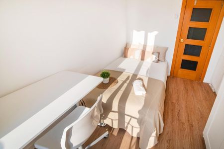 Carrer de Ramon de Rocafull, Valencia, Valencian Community 46011 - Photo 3