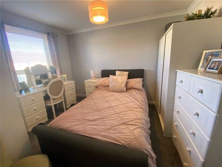 4 bedroom semi-detached house to rent - Photo 4