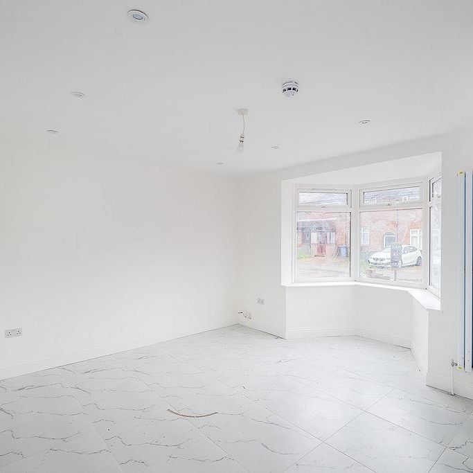 4 bedroom end of terrace house to rent - Photo 1