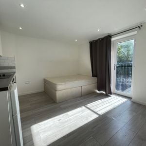Studio Flat, Canute Road, SO14 - Photo 2