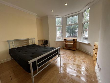4 bedroom apartment to rent - Photo 3