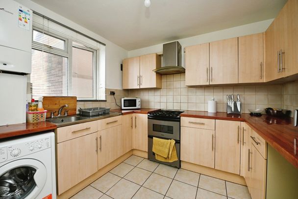 RARE TO FIND Spacious Two Bedroom Maisonette Over Two Floors - Photo 1