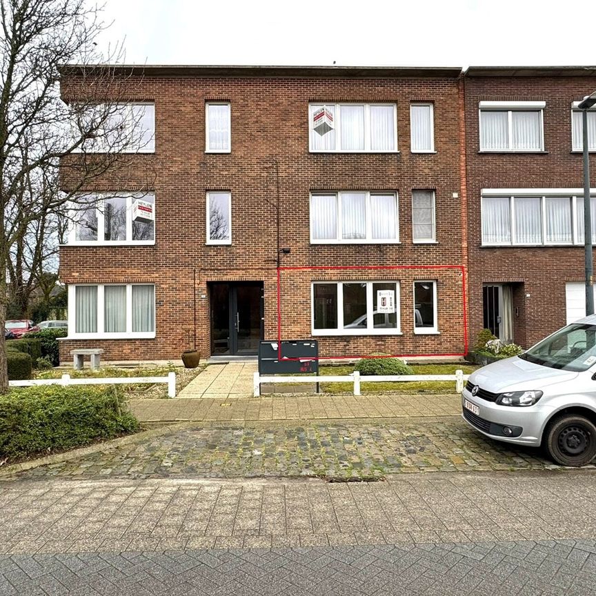 Gerenoveerd gelijklvloersappartement met 2 slaapkamers en garagebox - Photo 1