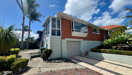 Three-Bedroom Home, Minutes from the Beach! - Photo 5