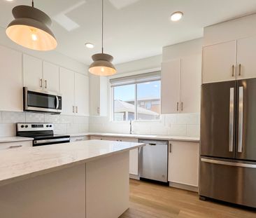 Modern 3 Bed, 3 Bath Home In Griesbach | Double Garage | Pets Negot... - Photo 5