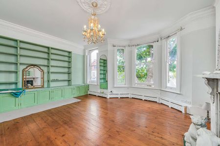 A spacious and versatile five bedroom home situated on this popular residential street. - Photo 5