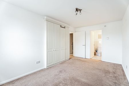 Available unfurnished now - Photo 4