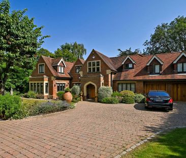 A secluded family home located in the beautiful village of Cookham Dean offering furnished accommodation - Photo 1