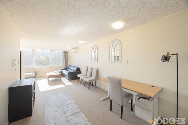 Sun filled 2 bedroom 2 bathroom penthouse apartment with city views and rooftop terrace! - Photo 1