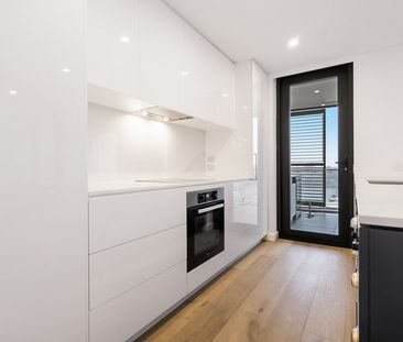 STUNNING WATERFRONT APARTMENT - 6 MONTH LEASE - Photo 3