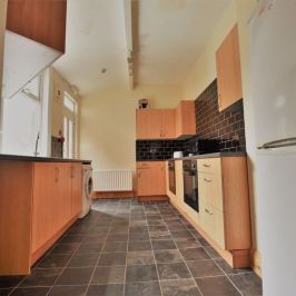 5 bedroom House in Headingley Avenue, Leeds - Photo 1