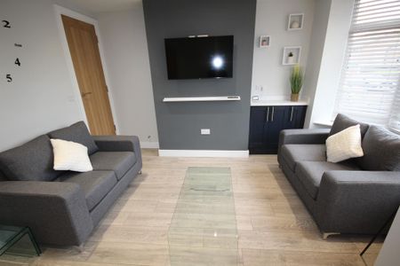 1 bedroom in a house share to rent - Photo 2