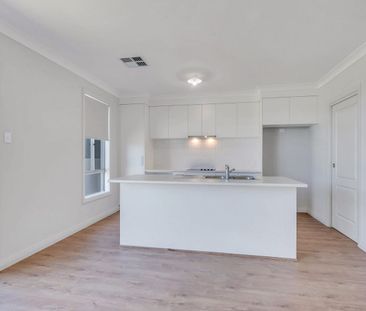 Sleek, spacious family home - Photo 6